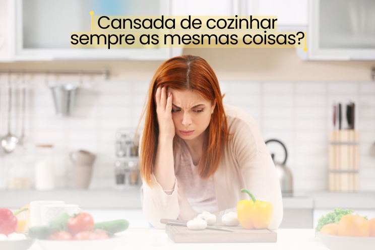 Imagem de uma mulher pensando em frente à geladeira aberta, ilustrando a frustração de cozinhar as mesmas refeições diariamente.