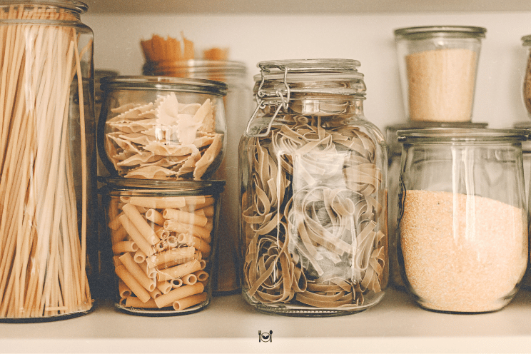 Cozinha organizada com utensílios e ingredientes dispostos, representando eficiência no preparo das refeições